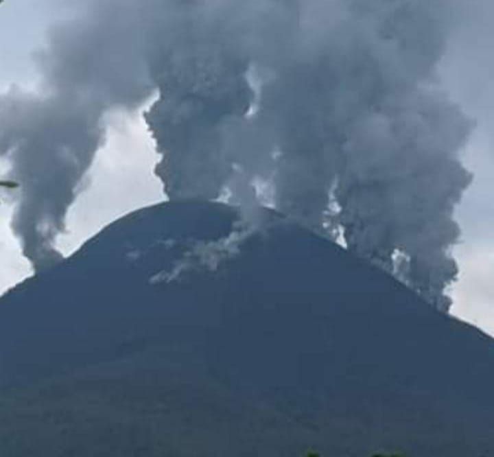 Empat Lubang di Gunung Lewotobi Keluarkan Abu Vulkanik