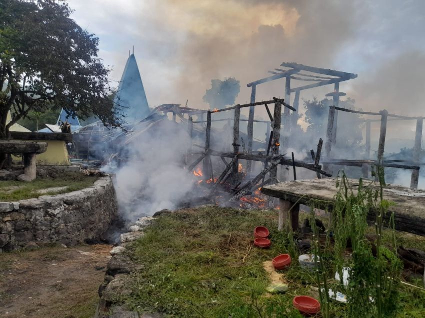 Dua Unit Rumah di Sumba Barat Terbakar Disambar Petir