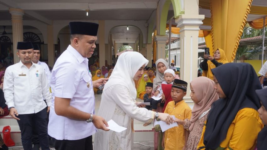 Hadiri Isra Mi'raj Padang Tualang, Faisal Hasrimy Ajak masyarakat Awasi Kinerja Camat dan Kades