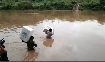 Anggota Polres Sumba Timur Terjang Banjir Kawal Kotak Suara Pemilu