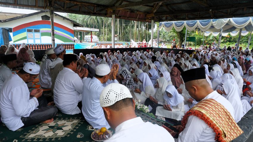 Hadir dalam Pengajian Akbar Kecamatan Salapian, Ny. Endang Kurniasih Syah Afandin Ingatkan 14 Februari 2024, Jangan Golput !!