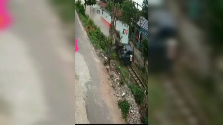 Detik-detik Mobil Agya Tertabrak Kereta Api Terekam CCTV di Tebingtinggi