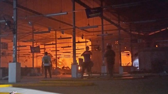 Gudang Lazada di Jakarta Terbakar, 70 Petugas Damkar Berjibaku Jinakkan Api