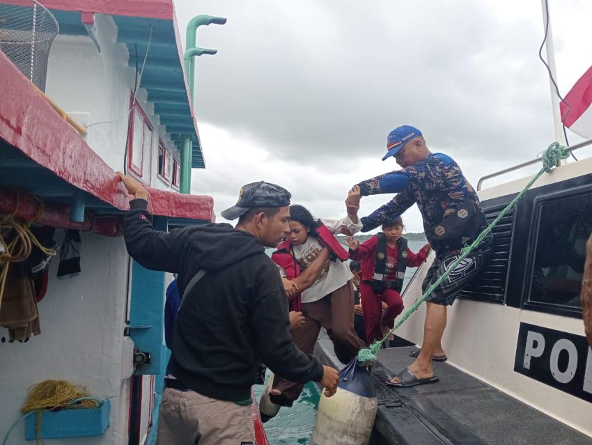Tim SAR Ditpolairud Polda NTT Evakuasi Penumpang Selamat Pasca Kecelakaan Kapal di Perairan Kupang