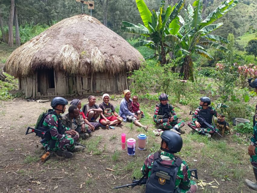 Satgas Pamrahwan Yonif 721/Makkasau Lakukan Komsos