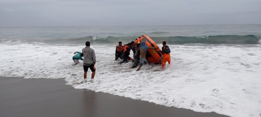 Perahu Basarnas Rusak Diterjang Gelombang, Pencarian Warga Tenggelam di Laut Belum Membuahkan Hasil