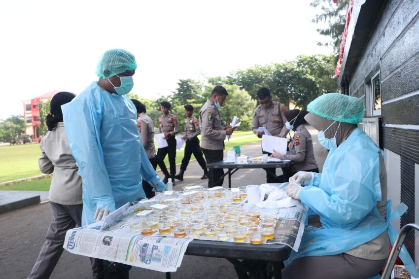 Polda NTT Deteksi Dini Narkoba dengan Pemeriksaan Urine Ratusan Personel