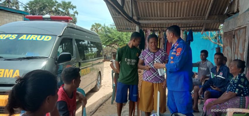 Peduli Kesehatan Warga, Anggota Dit Polairud Polda NTT Beri Bantuan Kesehatan dan Obat bagi Masyarakat Pesisir