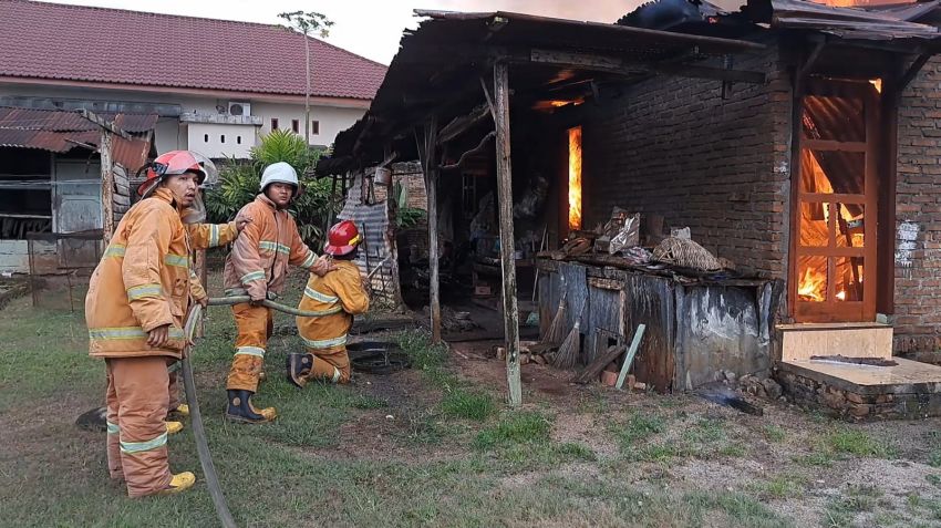 Jelang Berbuka Puasa, Satu Unit Rumah Permanen Ludes Terbakar, Pemilik Rumah Histeris dan Pingsan