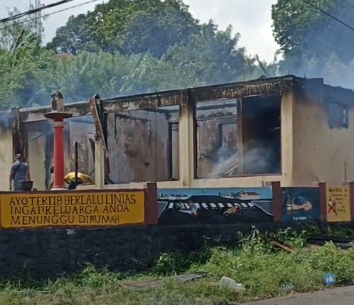 Disertai Ledakan, Mako Polsek Borong Manggarai Timur Ludes Terbakar
