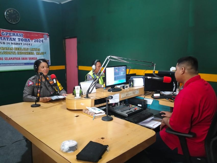 Kasat Lantas Polres Binjai Laksanakan  Talk Show Penyuluhan Ops Toba 2024 di Radio RFC Binjai