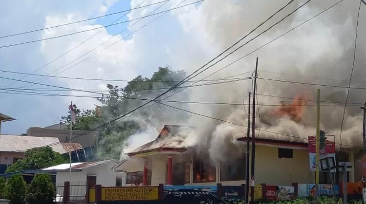 Kerugian Kebakaran Polsek Borong Didata, Polisi Selidiki Penyebab Kebakaran