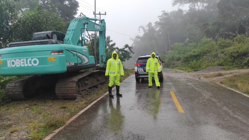 Ruas Jalan Sabuk Merah di Kabupaten Belu Tertutup Longsor, Polisi Turun Tangan Urai Kemacetan