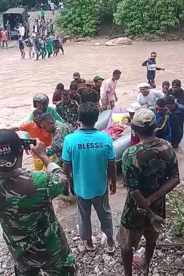 Terhalang Banjir, Ibu Hamil dan Balita Sakit Dievakuasi dengan Perahu Karet