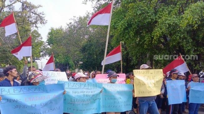 Puluhan Emak-emak Geruduk Polrestabes Medan, Desak Pelaku Kasus Dugaan Penganiayaan dan Pengerusakan Dibebaskan