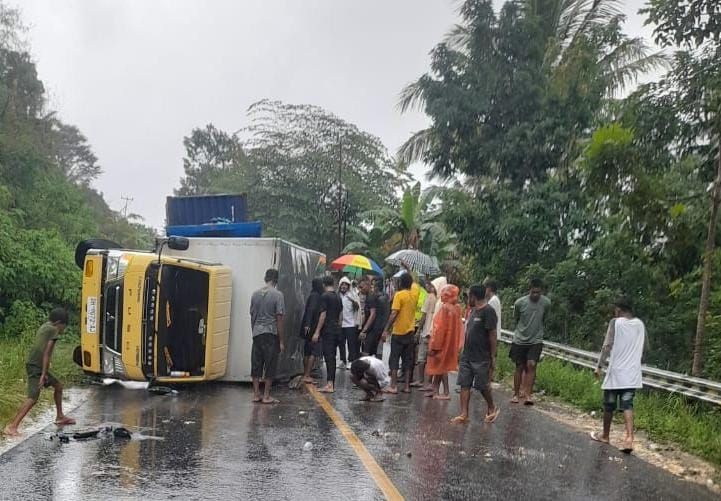 Bus Tabrak Pohon dan Terbalik di Takari, Balita Alami Patah Kaki