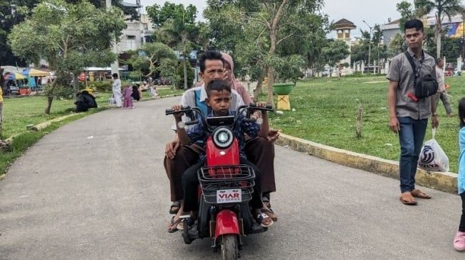 Libur Lebaran, Omzet Penyedia Sewa Sepeda Listrik di Istana Maimun Tembus Rp 2 Juta Sehari