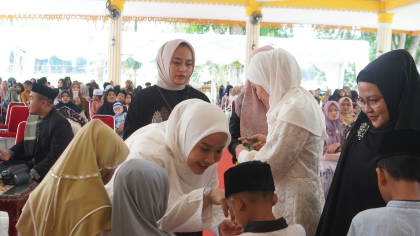 Ny. Hj. Uke Retno Faisal Hasrimy beri Santunan Kepada 122 Anak Yatim Bersama DWP Kabupaten Langkat