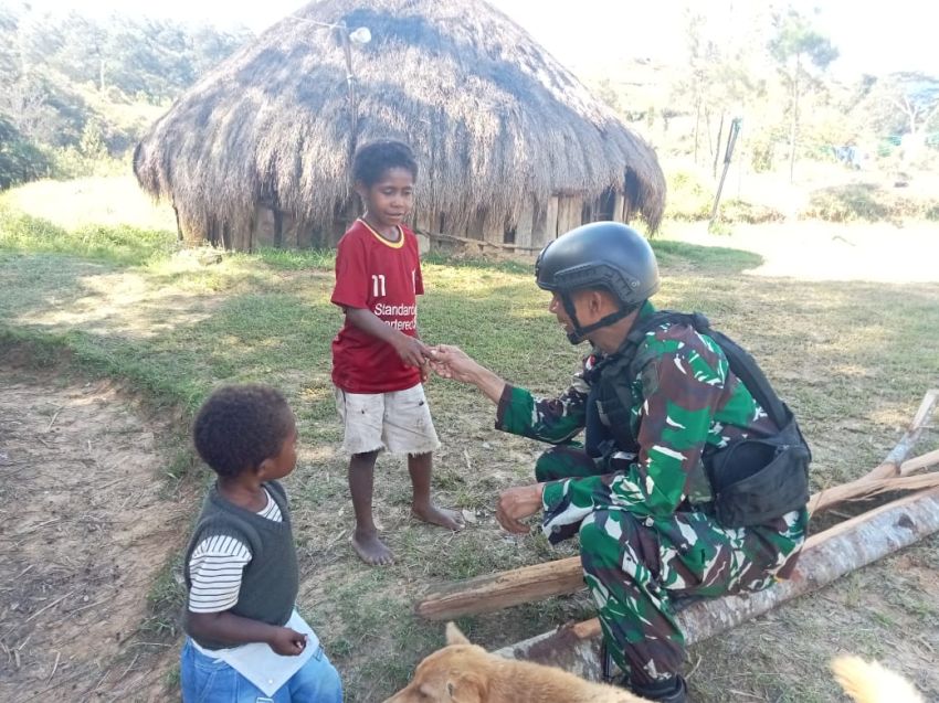 Satgas Yonif 721/Makkasau Gelar Komsos di Kampung Ninabua