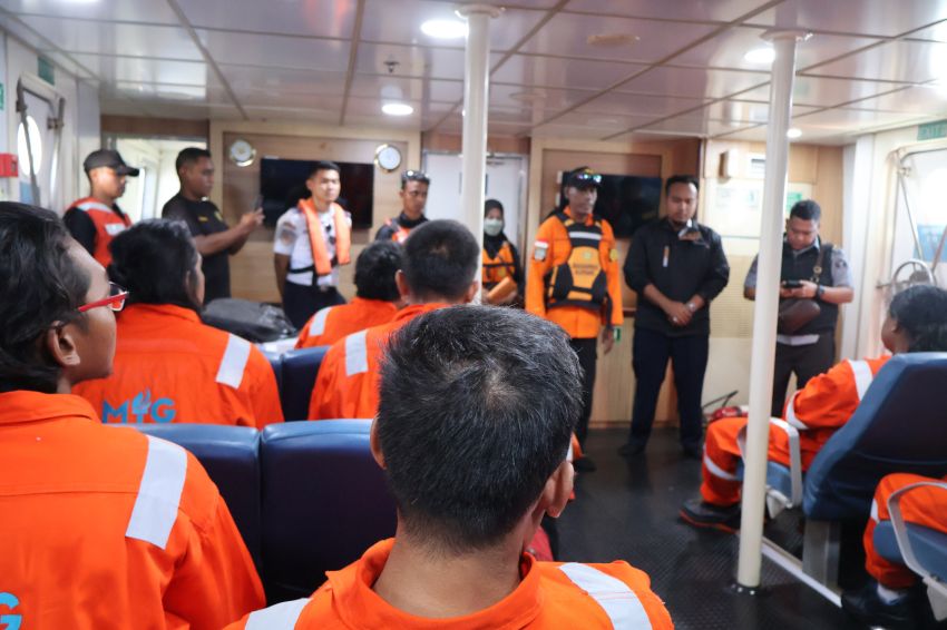 Pasca Kapal Terbakar, Kru Kapal Diserahkan ke Imigrasi dan Dinas Sosial