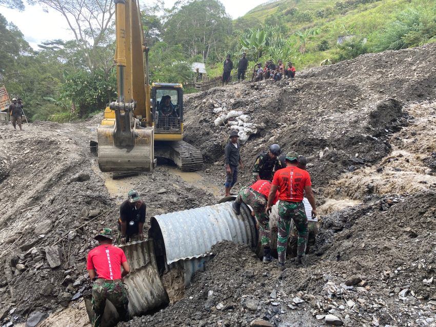 Jalan Lintas Tolikara-Puncak Jaya Jadi Sasaran Karya Bakti Satgas Pamrahwan Yonif 721/Makkasau