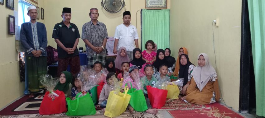 Jelang Lebaran, LMP Paluta Berikan Santunan kepada Anak Yatim