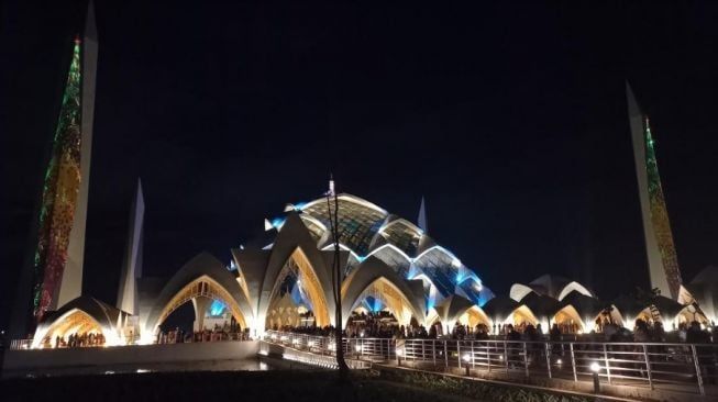 Viral Pemudik Kena Pungli Saat Salat di Masjid Al Jabbar Bandung