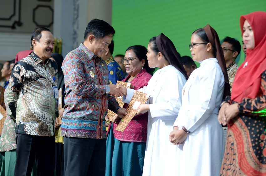 Pj Gubernur Sumut Serahkan Penghargaan Lingkungan Hidup Kepada 227 Perusahaan