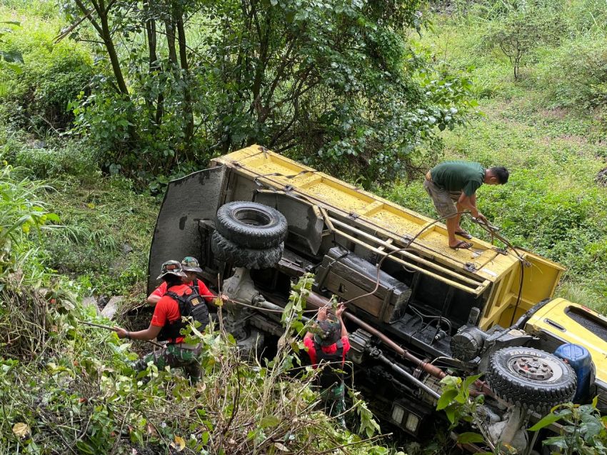 Satgas Yonif 721 Turun Tangan, Evakuasi Korban Kecelakaan