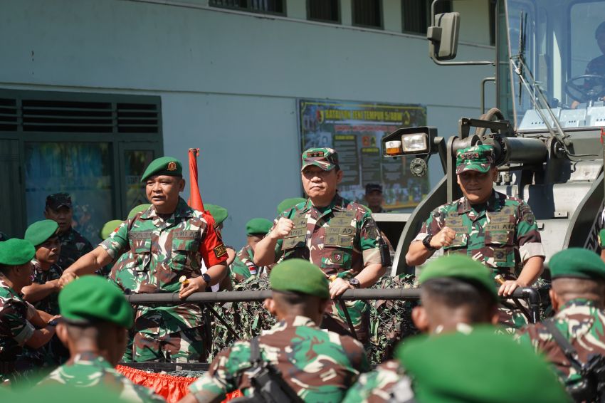 Menjelang Pemberangkatan Tugas, Pangdam Mayjen TNI Rafael Beri Pembekalan Prajurit Yonzipur 5/ABW