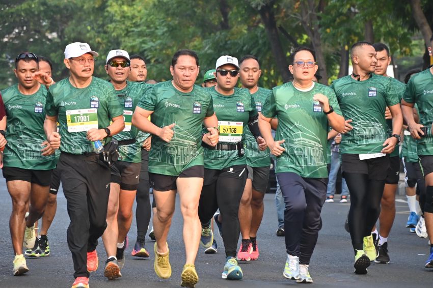 Pangdam Brawijaya Beserta Pj Gubernur Lepas Peserta Surabaya Medic Air Run 2024