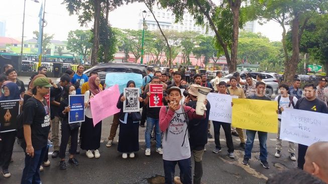 Sejumlah Jurnalis di Medan Demo di DPRD Sumut Tolak RUU Penyiaran