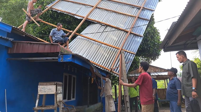 Diguyur Hujan Deras, Tiga Rumah di Tebingtinggi Porak Poranda Diterjang Puting Beliung