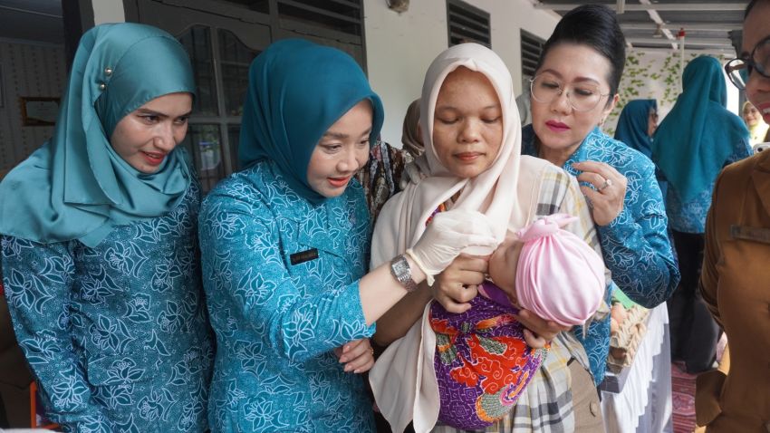 Tinjau Posyandu di Kecamatan Stabat, Ny. Uke Retno Faisal Hasrimy Beri Perhatian Khusus Pencegahan Stunting