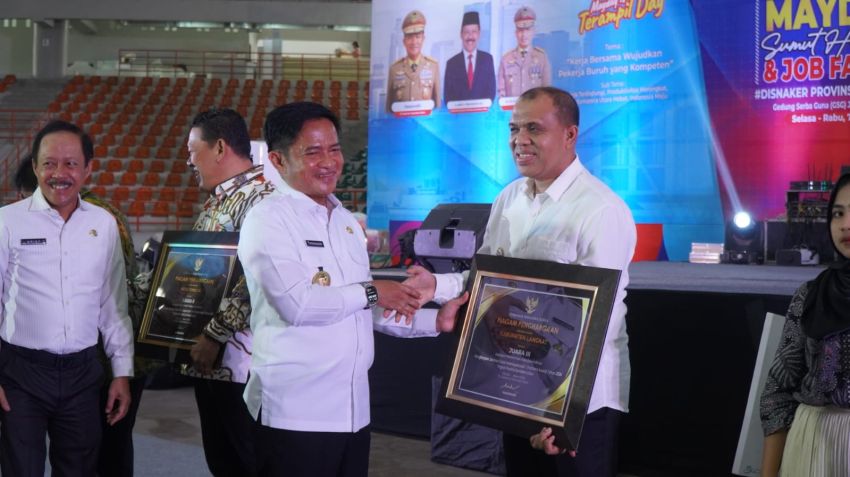 Pj Bupati Langkat Faisal Hasrimy terima Paritrana Award 2024 