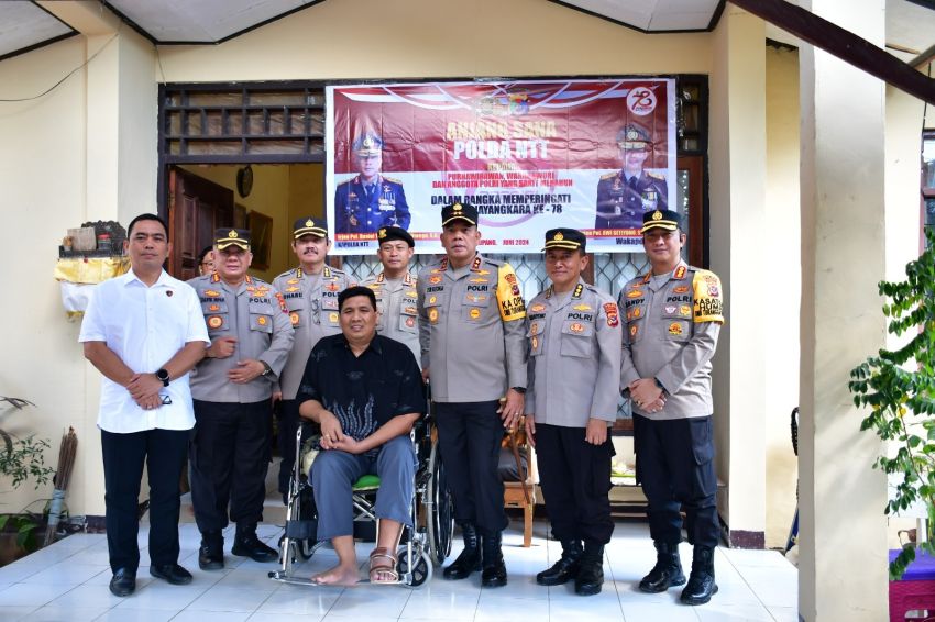 Peduli pada Anggota, Kapolda NTT Kunjungi Anggota Polri yang Sakit Menahun