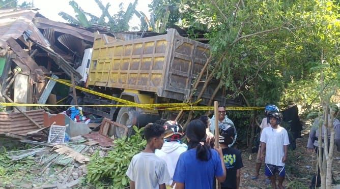 Mobil Truk Tabrak Rumah Warga, Satu orang Tewas Tertindih Bangunan