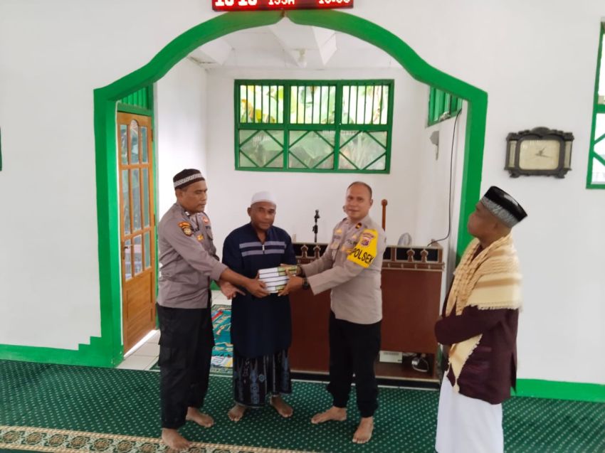 Kapolsek Wolowaru Bantu Al Quran dan Buku Iqro Kepada Imam Masjid Al-Jihad Ho'amaka