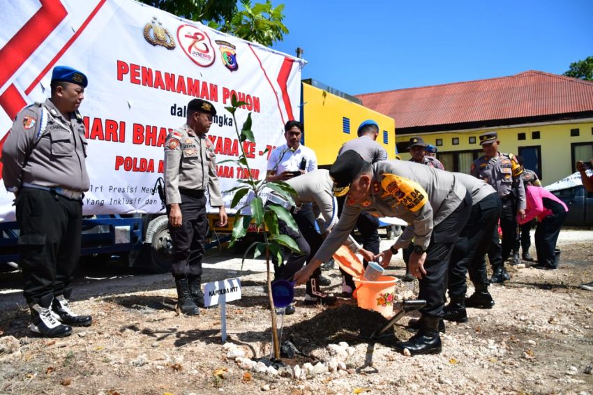 Ratusan Pohon Ditanam Kapolda NTT dan Jajaran di Pulau Semau