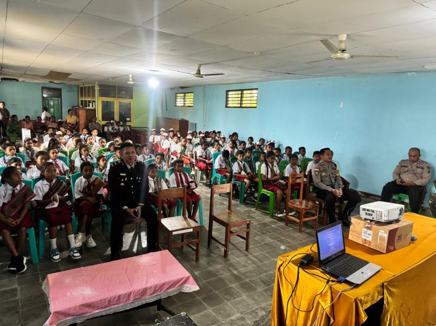 Difasilitasi Kapolsek, Siswa Sekolah Dasar di Miomaffo Timur-TTU Nonton Bareng Sejarah Lahir Pancasila