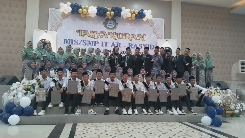 YP Harnas II Gelar Wisuda MIS dan SMP IT Ar Rasyid, Tamatkan 133 Siswa