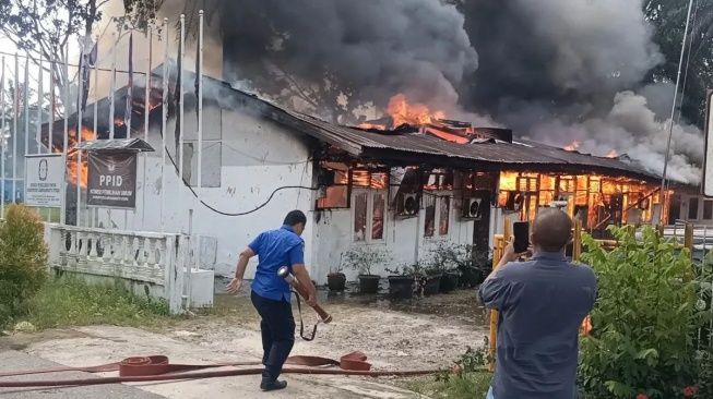 Kantor KPU Labuhanbatu Utara Hangus Terbakar