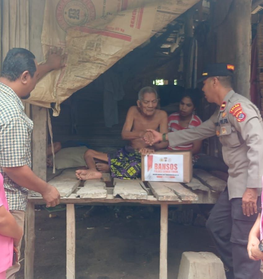 Polres Sumba Timur Salurkan Bansos bagi Janda dan Duda