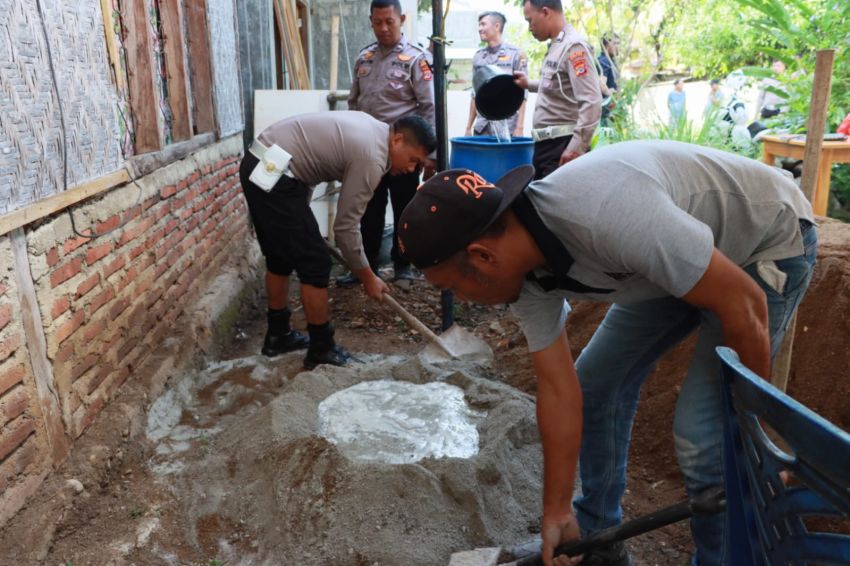 Polisi di Manggarai Barat Bedah Rumah Warga Tak Layak Huni di Labuan Bajo