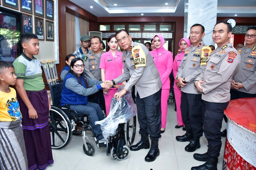 Penyandang Disabilitas Dapat Bantuan Alat Bantu dari Kapolda NTT