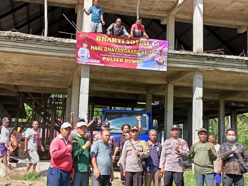 Polsek Kuwus Bantu Semen Untuk Pembangunan Gereja