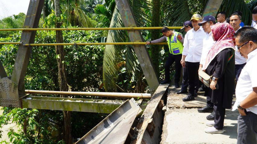 Pemkab Langkat Tinjau Titi Besi Penghubung Padang Tualang - Batang Serangan