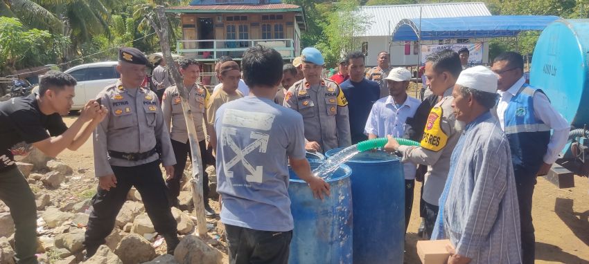 Polres Manggarai Barat Salurkan Ribuan Liter Air Bersih bagi Warga Pesisir