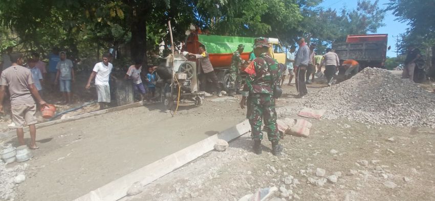 Polisi dan TNI di Sulamu-Kupang Gotong Royong Perbaiki Jalan Rusak