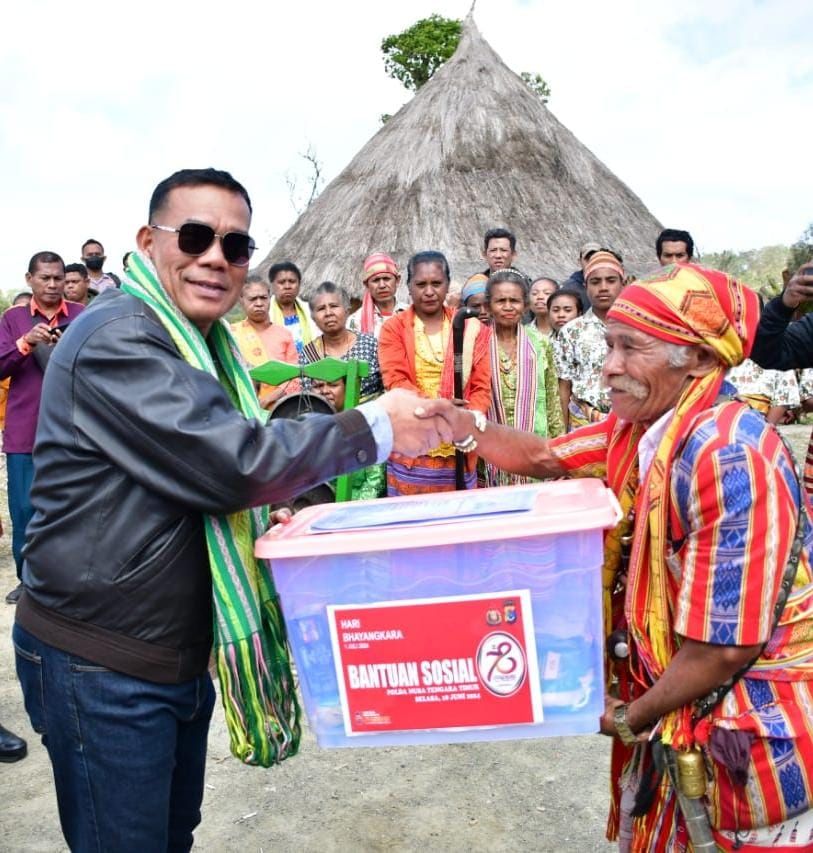 Touring Sepeda Motor, Kapolda NTT Salurkan Ratusan Bansos di Kabupaten TTS